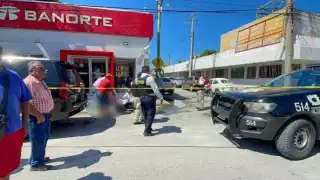 El agente de la marina acompañaba al dueño de una empresa de televisión que acudía a depositar una gran cantidad de dinero al banco