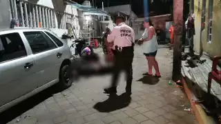 Las tres personas fueron sorprendidas mientras platicaban