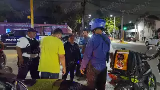 Automóvil impacta motocicleta de moto mandaditos en Carmen