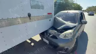 Auto compacto choca contra camión de carga en la Héroe de Nacozari , en Campeche