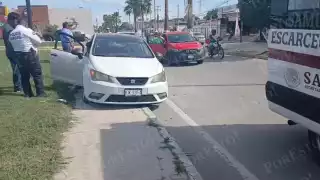 Imprudencia al volante provoca choque en Escárcega; embarazada y menor resultan heridos