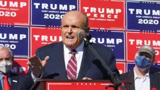 El exalcalde de Nueva York, Rudy Giuliani, lanzó una línea de camisetas autografiadas sobre los atentados del 11
 de septiembre