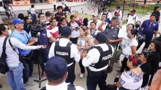 Los artesanos de nuevo indicaron que cuentan con un permiso para laborar en el lugar