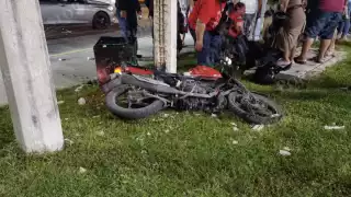Pareja de motociclistas se estrella contra poste y queda grave en Cuatro Carriles, Ciudad del Carmen
