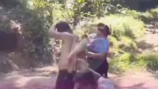 Mujer descubre a su esposa con su amante y lo golpea con un tronco: VIDEO