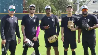 Los jugadores de cuadro, dirigidos por el coach Arnoldo "Kiko" Castro y el propio timonel, se enfocaron en el ataque a los rodados