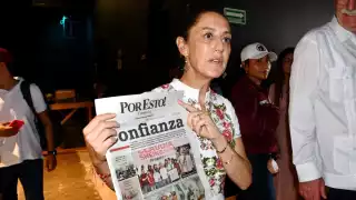 De inmediato fue arropada por simpatizantes de su campaña
