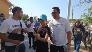 Moisés Muñoz encabeza una clase de zumba en el Polideportivo Chechén.