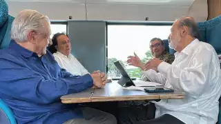 AMLO viajó acompañado de Carlos Slim