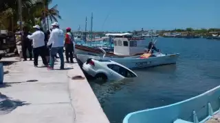 Auto cae al mar en el Puerto de Abrigo de Chabihau en Yobaín