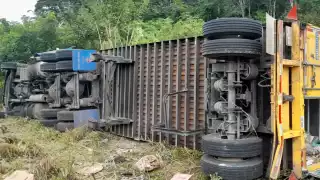 Trailero se duerme al volante y vuelca su unidad en Escárcega