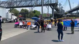 Personas con discapacidad se manifiestan para pedir tratamientos médicos