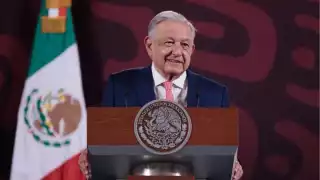 El presidente López Obrador referencia al papel de Denise Maerker como moderadora del debate, instándola a realizar un análisis que distinga entre las administraciones pasadas y la actual