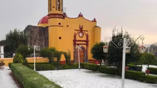 Teotihuacan se pinta de blanco tras fuerte granizada en la zona arqueológica