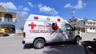 Motociclista resulta con crisis nerviosa tras chocar en la avenida Portes Gil