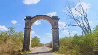 Así luce el arco que divide Campeche y Yucatán este 2025: un monumento de 1940 que sigue sorprendiendo