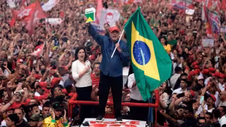Lula y Flávio Bolsonaro cierran campañas con actos masivos antes del balotaje en Brasil