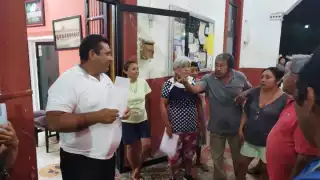 Los vecinos exigen que en lugar de la cancha se mejore la escuela que está al borde del colapso