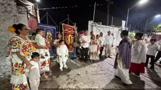 Fervor guadalupano: en Acanceh el Gremio Rosas de Guadalupe ilumina la noche con su procesión