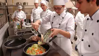 Los cocineros suelen tener un ingreso extra en sus labores cuando los comensales dejan propinas