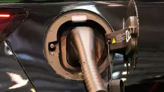 UE abre la puerta a autos de combustión más allá de 2035: así sería el nuevo límite de emisiones