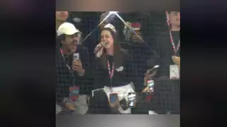 La joven se llevó los aplausos de los aficionados de Los Diablos Rojos del México