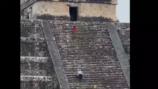 Mujer sube a la pirámide de Chichén Itzá; es abucheada y atacada por los asistentes