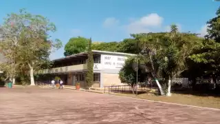 Muro de concreto cae sobre un estudiante del Cetis en Ticul