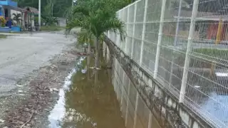 Las madres de los alumnos temen que de la inundación se hagan criaderos de moscos