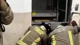 Los Bomberos lograron cortar la puerta.