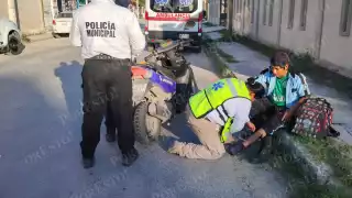 Motociclista derrapa en colonia de Escárcega y resulta lesionado
