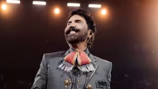 Alejandro Fernández causa preocupación por la apariencia de su lengua en concierto: VIDEO