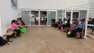 La falta de camas o camillas en urgencias genera que aguarden en sillas de ruedas para ser atendidos