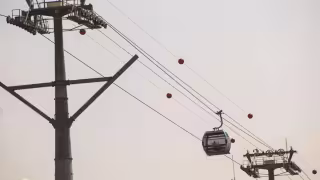 Hombre escala poste del Cablebús en CDMX y provoca suspensión del servicio; fue rescatado tras más de dos horas