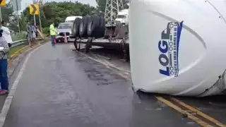 Vuelca tráiler cargado con fierros en la vía Isla Aguada-Ciudad del Carmen