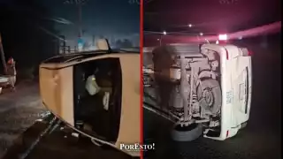 Taxi vuelca en carretera Cancún–Puerto Morelos y conductor huye del lugar