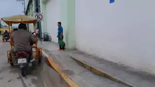 Los automovilistas ponen trabas para que las personas con discapacidad se muevan con facilidad