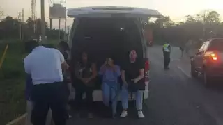 Los pasajeros del vehículo transportista fueron atendidos; cuatro fueron hospitalizados