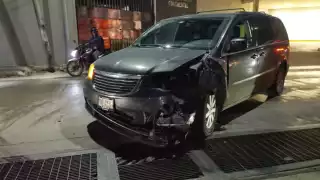 Fuerte choque entre motocicleta y camioneta en San Manuel deja un lesionado y cuantiosos daños