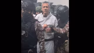 El ex vicepresidente ecuatoriano Jorge Glas, se encuentra fuera de peligro luego de ser atendido en 2 hospitales, por lo que nuevamente se le trasladó a la cárcel "La Roca" en Guayaquil