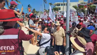 Bañistas se acercaron a saludar al candidato, así como mostrarle su apoyo