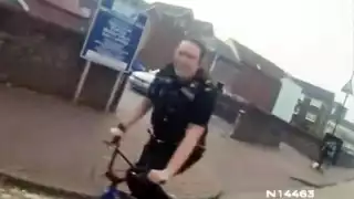 ¡De película! Policía 'roba' bicicleta de un niño para detener a asaltante