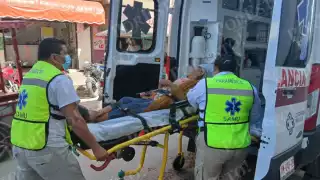 Abuelita se desmaya en el mercado de Escárcega; SAMU la traslada al IMSS-Bienestar