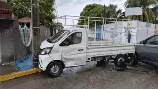 Conductor invade preferencia y provoca choque en Ciudad del Carmen, dejando cuatiosos daños