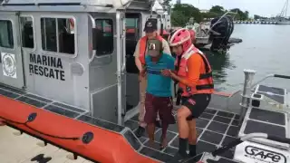 Rescatan a pulpero en altamar en Yucatán, luego de caer de una lancha
