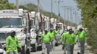 Una hora más tarde tomaron la decisión de bloquear el acceso a la celda, utilizando llantas y piedras.
