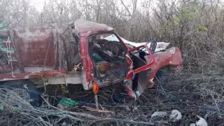 Más tarde arribo la ambulancia de la Cruz Roja para llevarse los heridos al hospital comunitario del IMSS del Bienestar