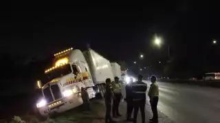 Entonces, el tráiler avanzó varios metros más y se salió del camino y quedó inclinado en la orilla asfáltica