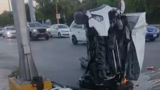 Conductor se estrella contra un poste y vuelca en la avenida Kabah en Cancún