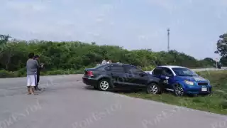 El taxi invadió el carril al tratar de entrar a una empresa de gas LP